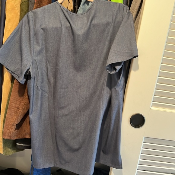 Women’s scrub top - Picture 2 of 3